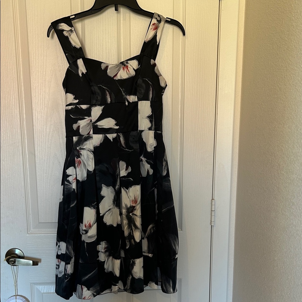 White House Black Market Black‎ and White Floral Dress